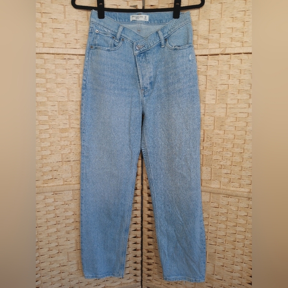 A&F The Dad High Rise Light Wash Crossover Waist Button Fly 26 2 Short - Picture 2 of 8
